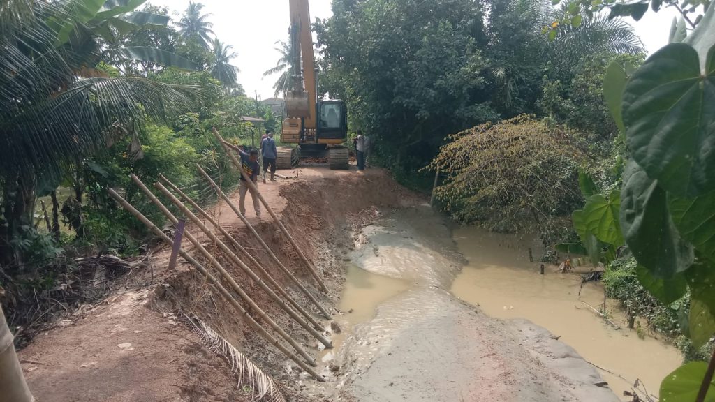 Antisipasi Tanggul Nyaris Jebol, Warga Dua Gampong di Lhoksukon Gotong Royong Cegah Banjir