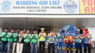 Wakapolda Sumut Turun ke Jalan, Bagikan Helm dan Ajak Warga Tertib Berlalu Lintas