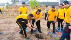 ‎Kapolresta Cirebon Pimpin Aksi Green Policing, Tanam 30 Pohon Mangga dan Ajak Personel Peduli Lingkungan