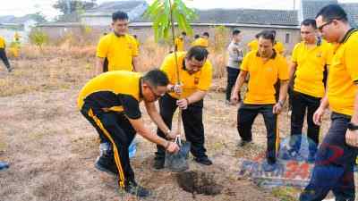 ‎Kapolresta Cirebon Pimpin Aksi Green Policing, Tanam 30 Pohon Mangga dan Ajak Personel Peduli Lingkungan